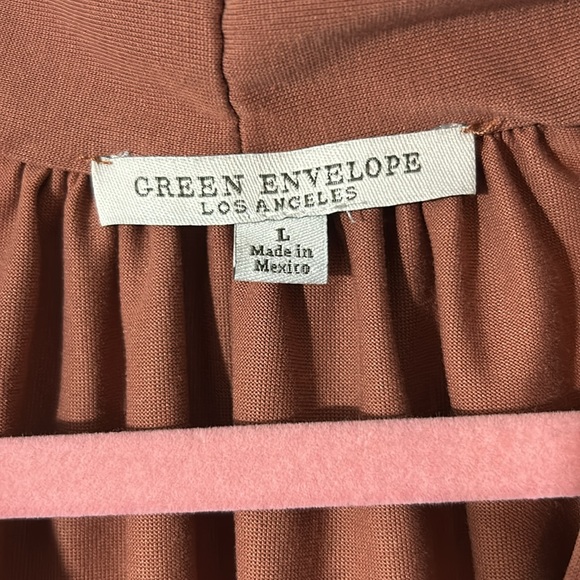 Green Envelope Sleeveless Blouse - Picture 2 of 4